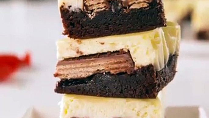 KitKat lovers, we made these cheesecake bars for YOU.Full recipe: