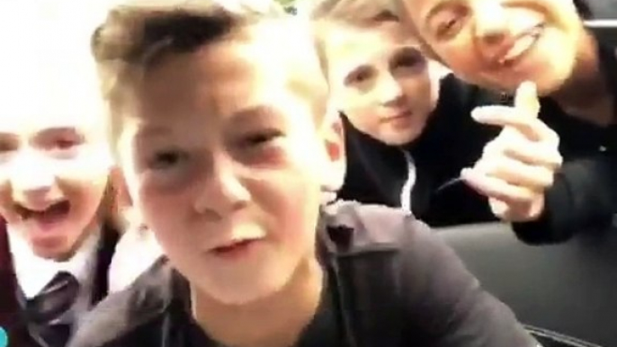 Jugador del Manchester United detuvo su carro para jugar con unos niños