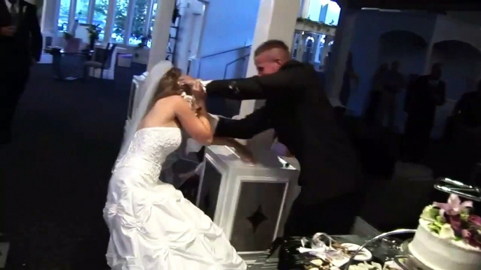 Un mariage qui dégénère en pleine découpe du gateau...