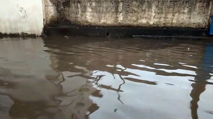 Alagamento na avenida Lindenberg, em Vila Velha, nesta terça (28)