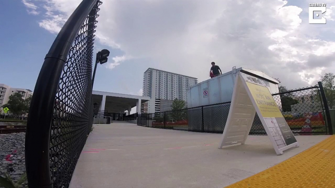 Ce rider s'éclate la tête au sol en tentant un trick en skate... Douloureux