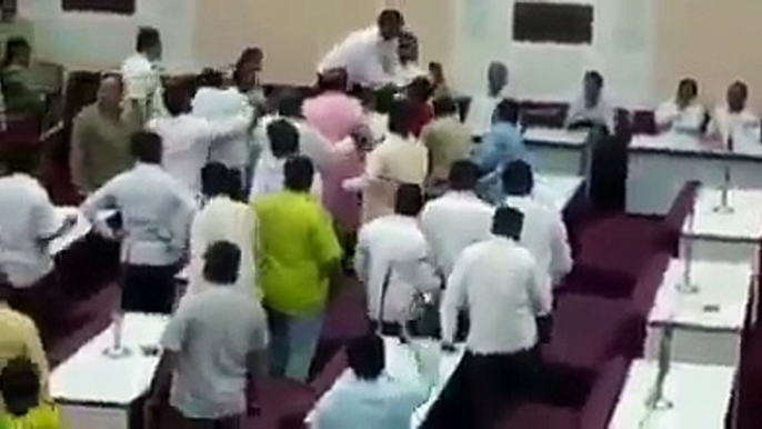 Owaisi's AIMIM Corporator from Aurangabad Sayyed Matin gets beaten up for uttering disrespectful words for Atal Bihari Vajpayee during condolence meet..