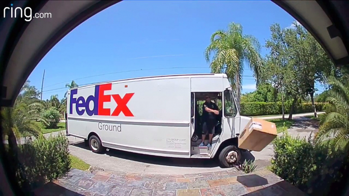 Un livreur FedEx pris en flagrant délit de "lancer de colis fragile"