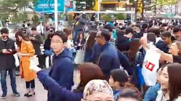 Ibu Linna dan saya di depan Shibuya Station, dekat patung Hachiko ber-selfie video dengan penyeberang Shibuya Crossing yang terkenal itu.Hidup ini memang tida