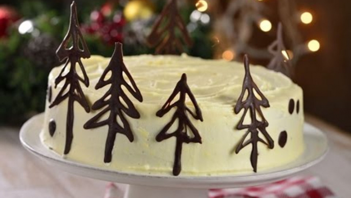 Pastel Navideño de Chocolate con Betún de Malvavisco y Arbolitos de Navidad