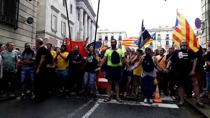 L'entrada a la plaça de Sant Jaume pel carrer de Jaume I, tallada pels concentrats a favor del català