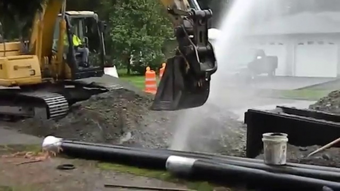 Quand un ouvrier défonce une canalisation d'eau en creusant dans le jardin