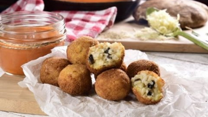 Croquetas Rellenas de Risotto Cremoso con Salsa de Jitomate