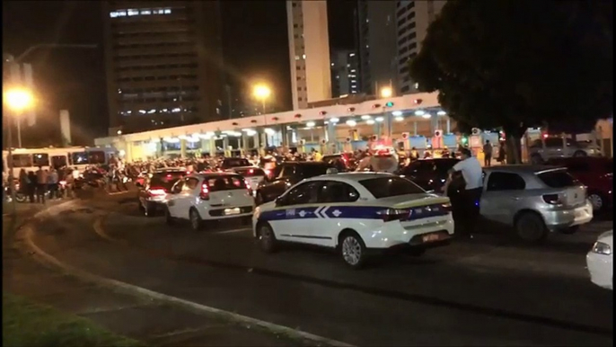 Motoristas fazem buzinaço na Praça do Pedágio