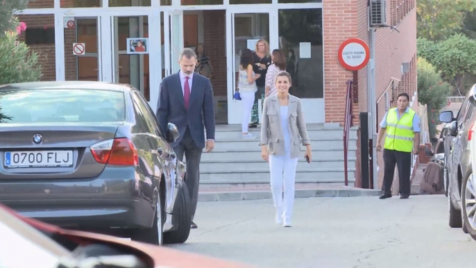 Los Reyes llevan a la Princesa Leonor y la Infanta Sofía al colegio