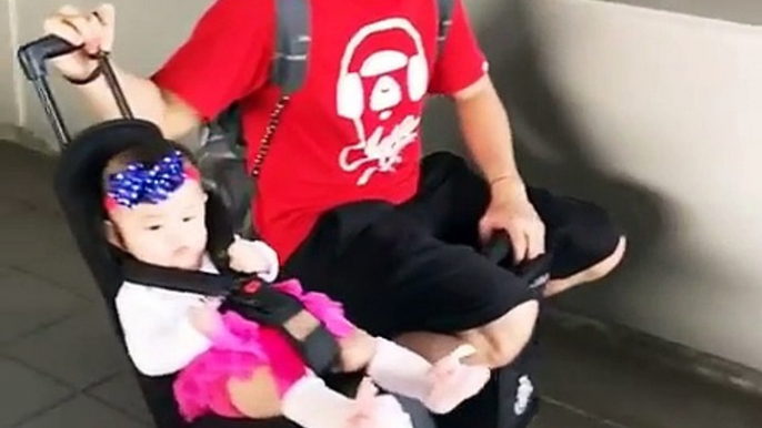 Un papa et son bébé au top de la hi-tech pour se déplacer à l'aéroport