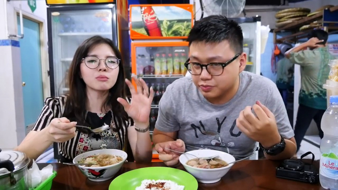 BAKSO MAS KUMIS PAKE CABE SEPUASNYA !!!