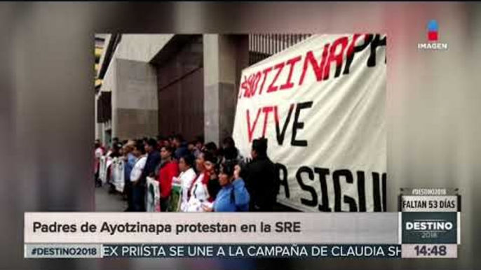 Padres de Ayotzinapa protestan afuera de Museo de Memoria y Tolerancia | Noticias con Yuriria