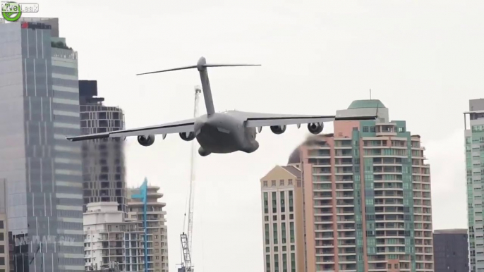 Vol à basse altitude en ville d'un avion de l'armée Australienne !