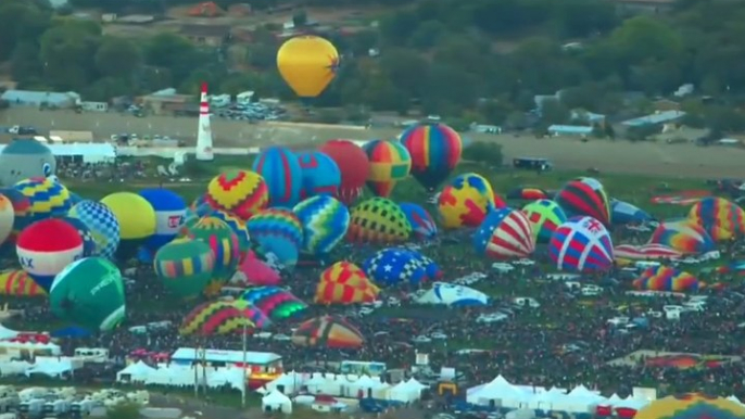 En Albuquerque, Estados Unidos, un inusual show de globos aerostáticos se robó todas las miradas. La 47 versión de la Fiesta Internacional de Globos Arostáticos