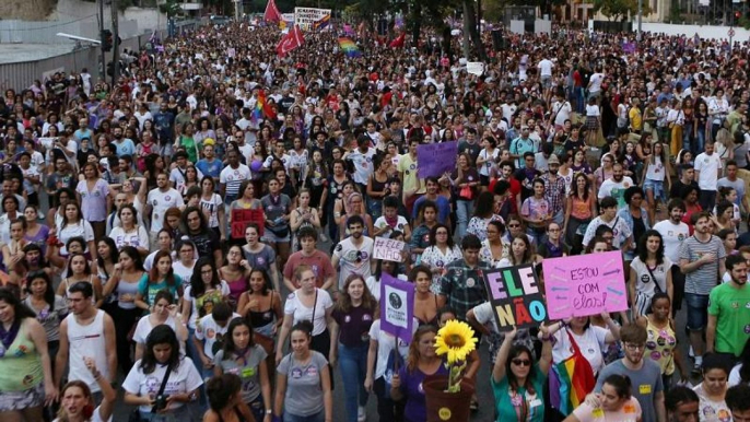 Mulheres aos milhares contra Bolsonaro