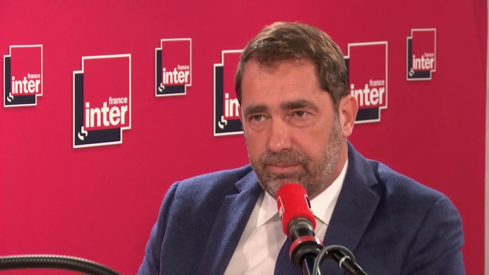 Christophe Castaner, à propos de la photo polémique d'Emmanuel Macron avec deux jeunes de Saint-Martin : "Il a rencontré deux jeunes, ils font une photo, et ensuite il y a ce geste idiot, que je condamne"