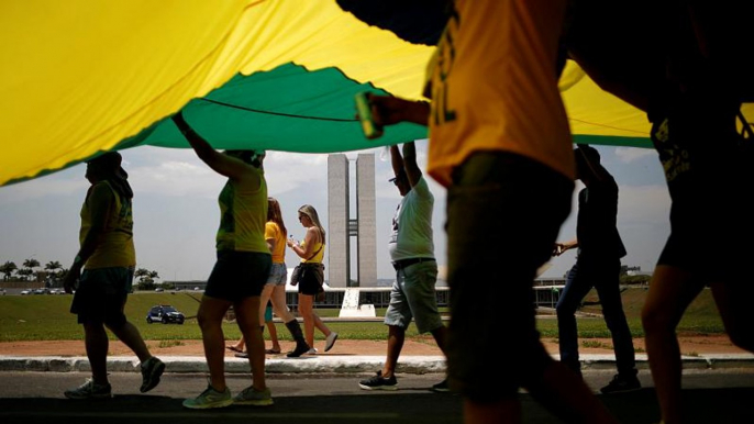 Milhares de brasileiros respondem com manifestação pró-Bolsonaro