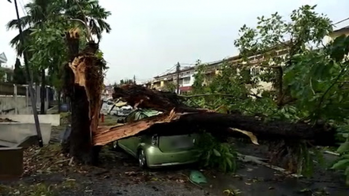 Afternoon thunderstorm wreaks havoc in Klang