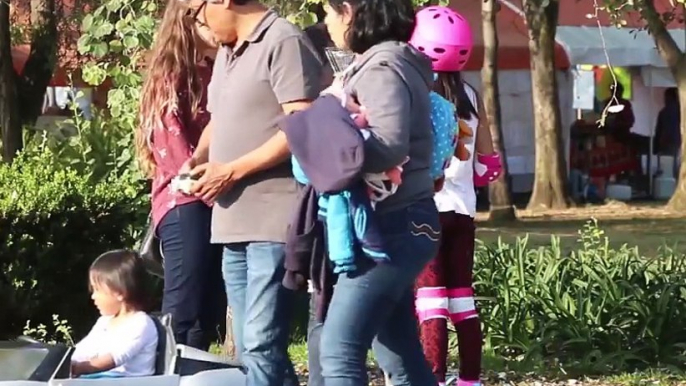 Nuevo video viral ¿Que hacen los niños si un desconocido les ofrece dulces?Creado por Mensajeros urbanos