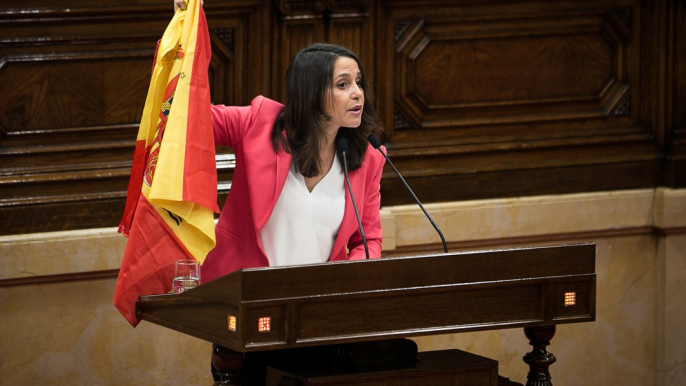 Inés Arrimadas con la bandera de España