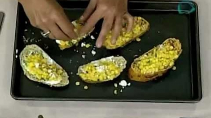 Cocinemos Juntos. Crostinis de elote con crema y cilantro