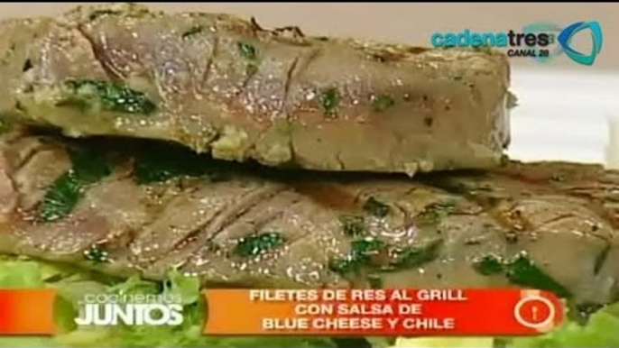 Receta de filete de res al grill con salsa de blue cheese y chile.