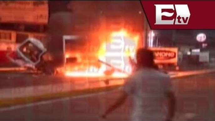 Jóvenes incendian camión en Oaxaca / Enfrentamientos entre normalistas y policías