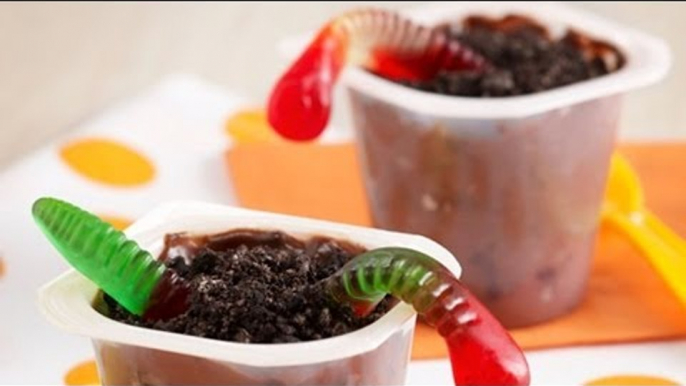 Pudding de chocolate con gusanos de gomitas / Chocolate pudding with gummy worms