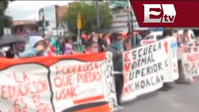 Estudiantes normalistas bloquean calles en Morelia  / Paola Virrueta