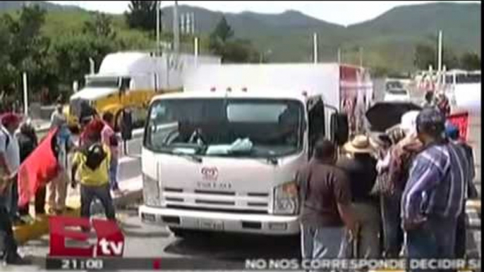 Manifestantes exigen aparición de normalistas de Ayotzinapa / Todo México