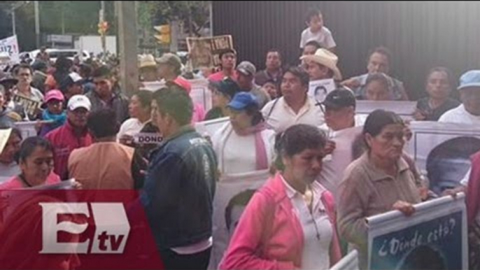 Reciben en el Senado a padres de normalistas de Ayotzinapa / Titulares de la tarde