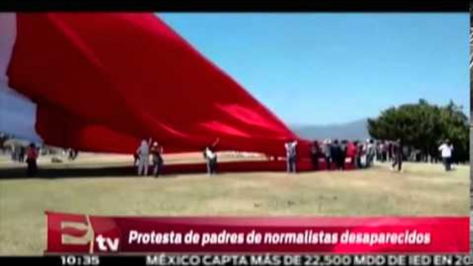 Padres de normalistas desaparecidos protestan en Iguala / Excélsior informa