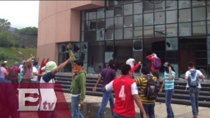 Normalistas vandalizan oficinas de gobierno en Guerrero / Titulares de la tarde