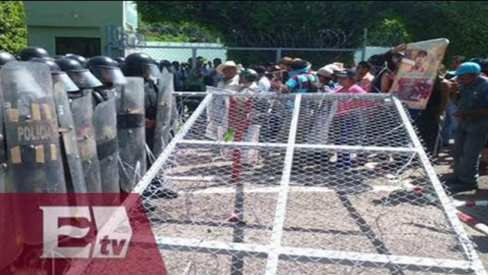 Padres de normalistas de Ayotzinapa protestan en cuartel militar de Guerrero/ Titulares de la noche