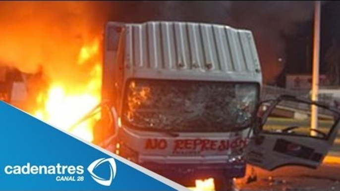 En Oaxaca se incendian camiones tras choque / Trucks are burned in Oaxaca the crash including