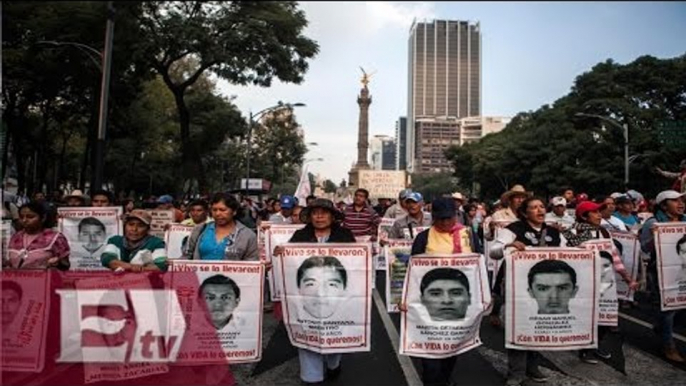 Segundo día de plantón de los padres de los 43 normalistas de Ayotzinapa / Kimberly Armengol