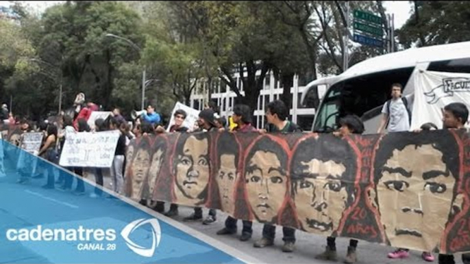 Universitarios bloquean entrada a la PGR en protesta por los 43 normalistas desaparecidos