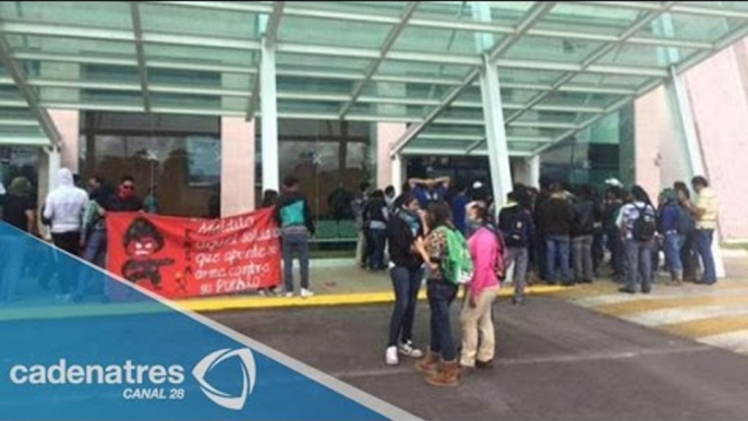 Normalistas bloquean aeropuerto de Morelia (VIDEO)