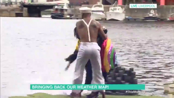 Cette journaliste pousse un homme à l'eau en plein direct ! Oups