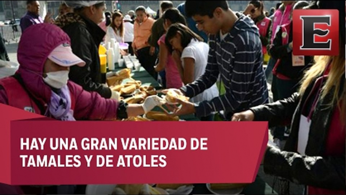 Capitalinos degustan tamales en el Zócalo capitalino