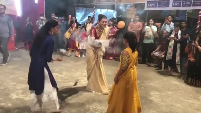 Durga Puja: Sushmita Sen performs 'Dhunuchi Naach' with her daughters