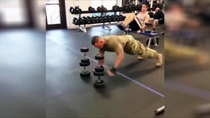 Un militar hace un entrenamiento inhumano