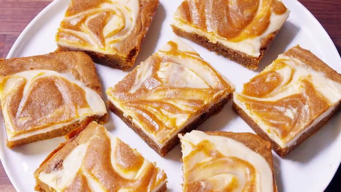 Pumpkin Cheesecake Bars are DANGEROUSLY easy to make.Full recipe: