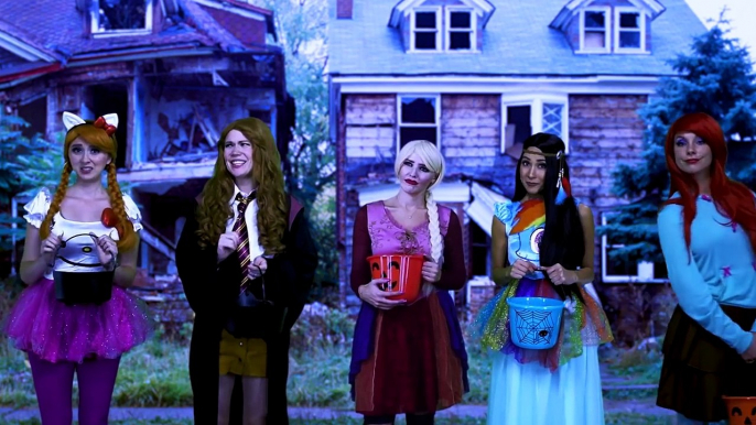 PRINCESS TRICK OR TREAT. (Halloween with Elsa, Anna, Ariel, Belle and Pocahontas) Totally TV