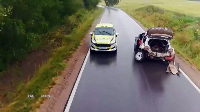 Un pilote de rallye rentre au garage mais regardez l'état de sa voiture