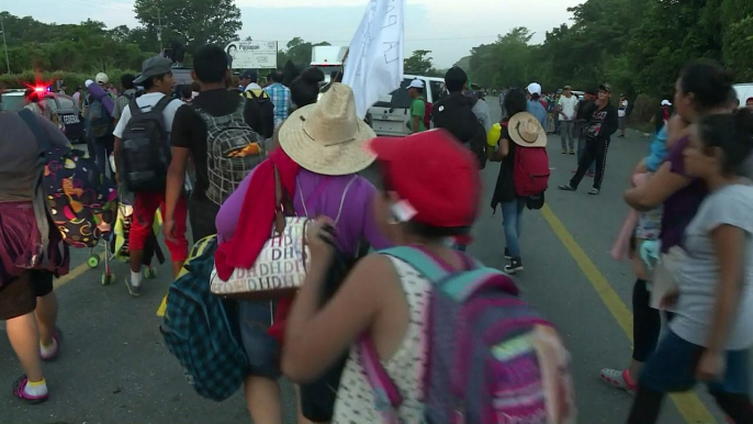 Caravana en México avanza hacia EEUU intentando ir en camiones