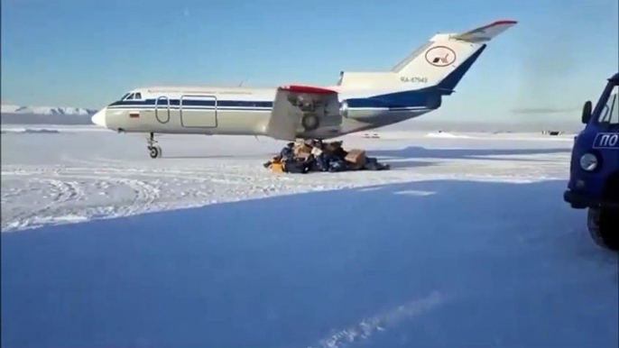 Cet avion brûle le courrier déposé sur la piste au moment du décollage... Oups