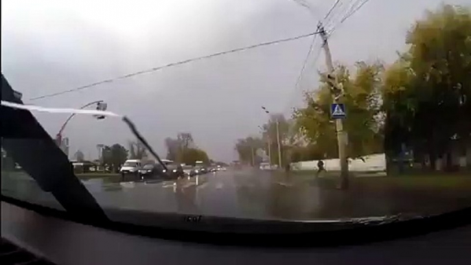 Ejecter de son camion alors qu'il percute un lampadaire. Images impressionnantes