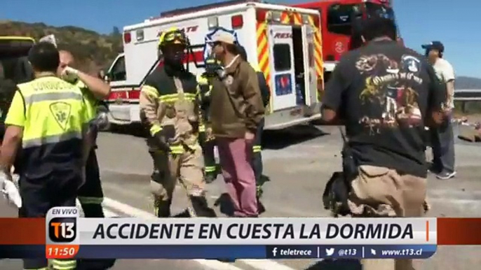 Estamos en cuesta La Dormida de Olmué por grave volcamiento de bus.